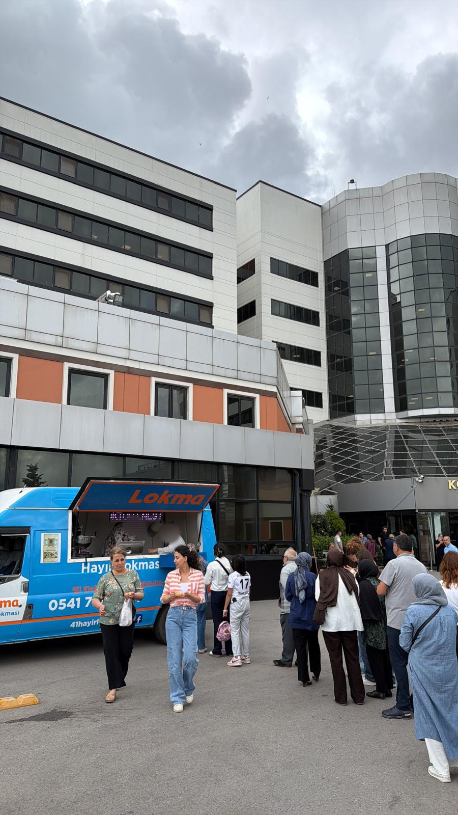 Kocaeli Üniversitesi önünde 41 Lokma dağıtımı