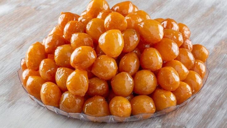 Sade sunumlu, şerbetli sıcak hayır lokması tabağı